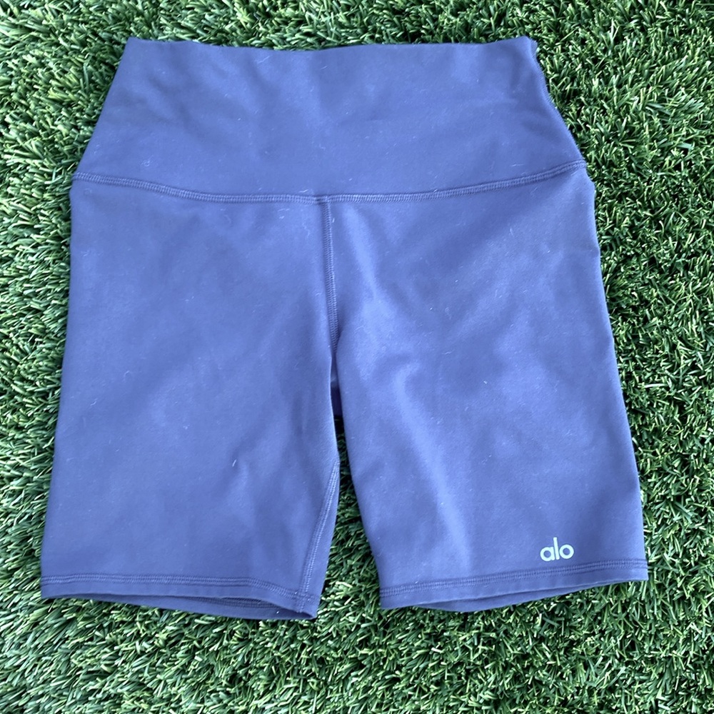 Alo Yoga  Navy shorts size small